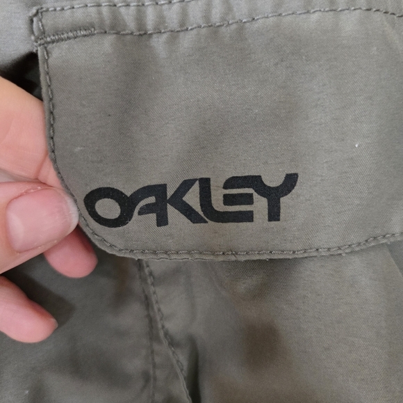 Oakley | Men's Kaki Cargo Shorts, Size 32 - Picture 6 of 6